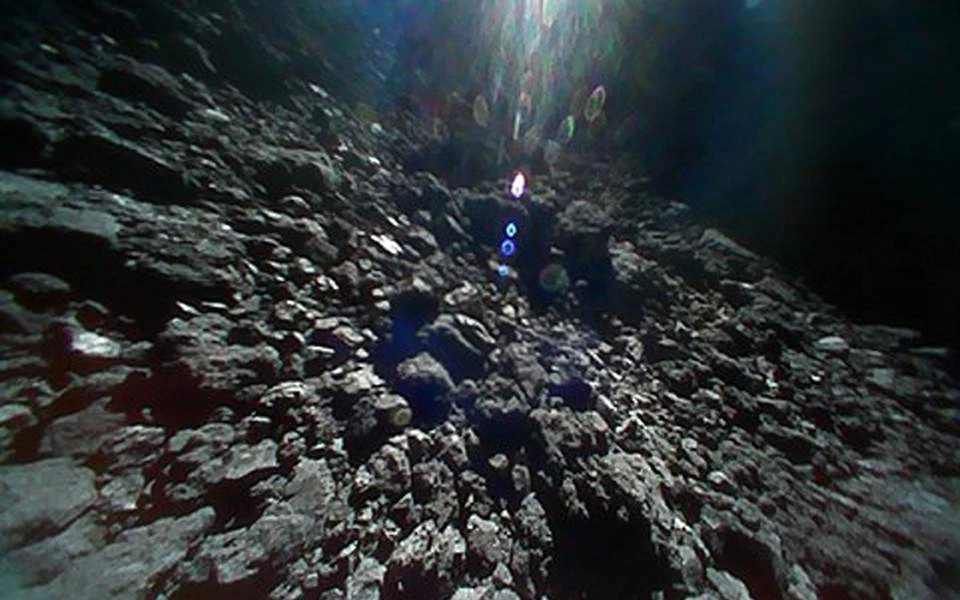 Η εντυπωσιακή θέα του Διαστήματος από έναν αστεροειδή